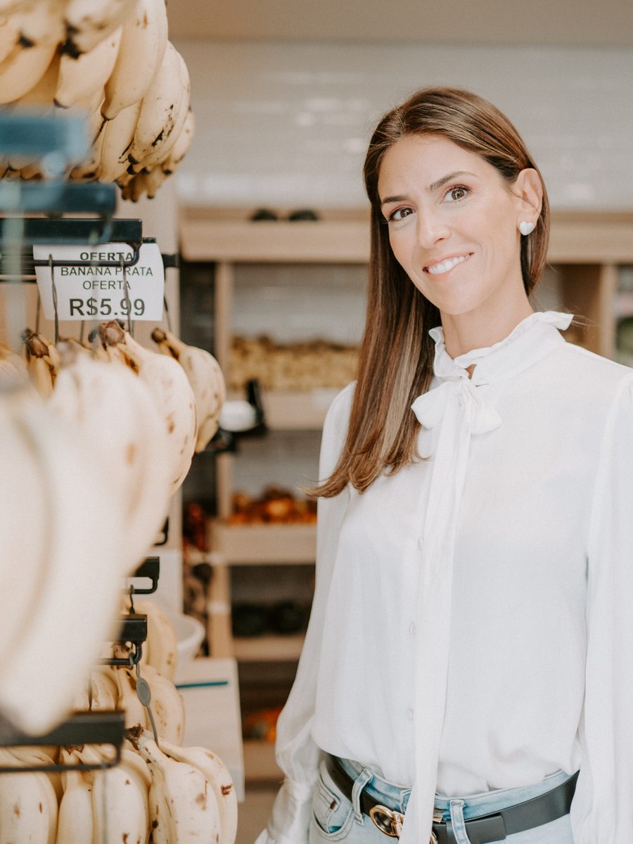 Camilla Dalla Stella em atendimento e seleção de alimentos